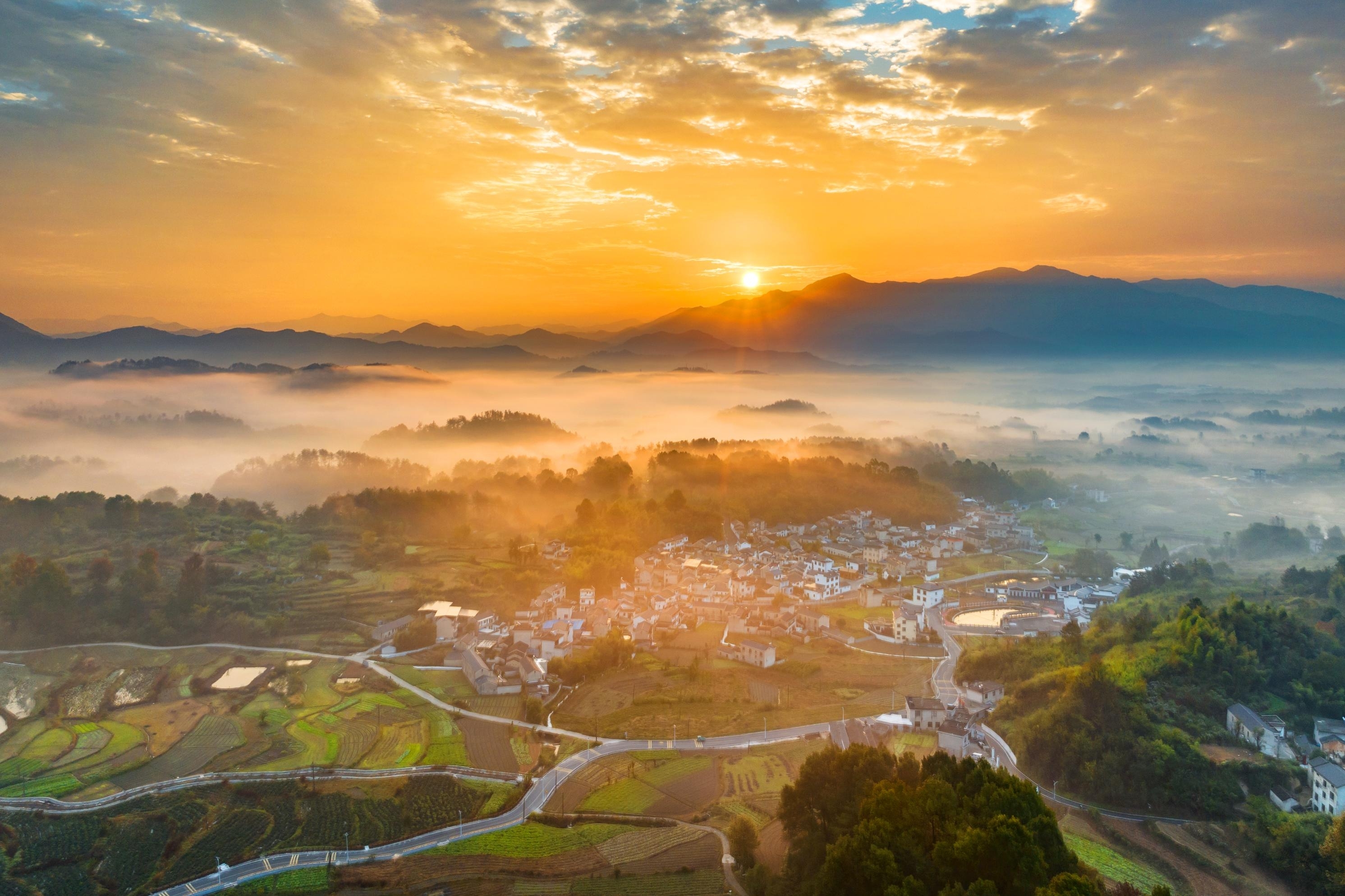 日出云海醉乡村